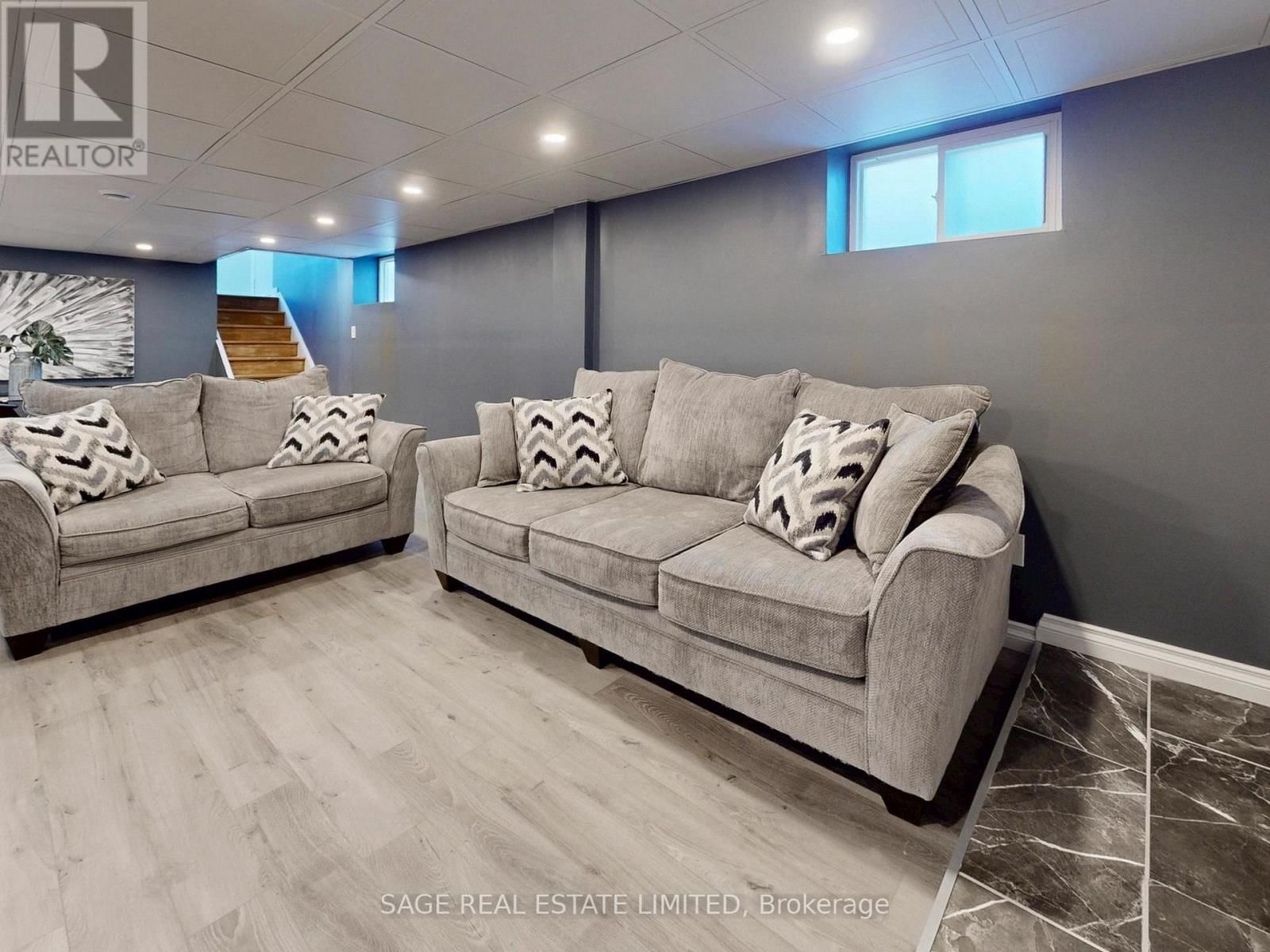 8 LOMBARDY CRESCENT Image 24