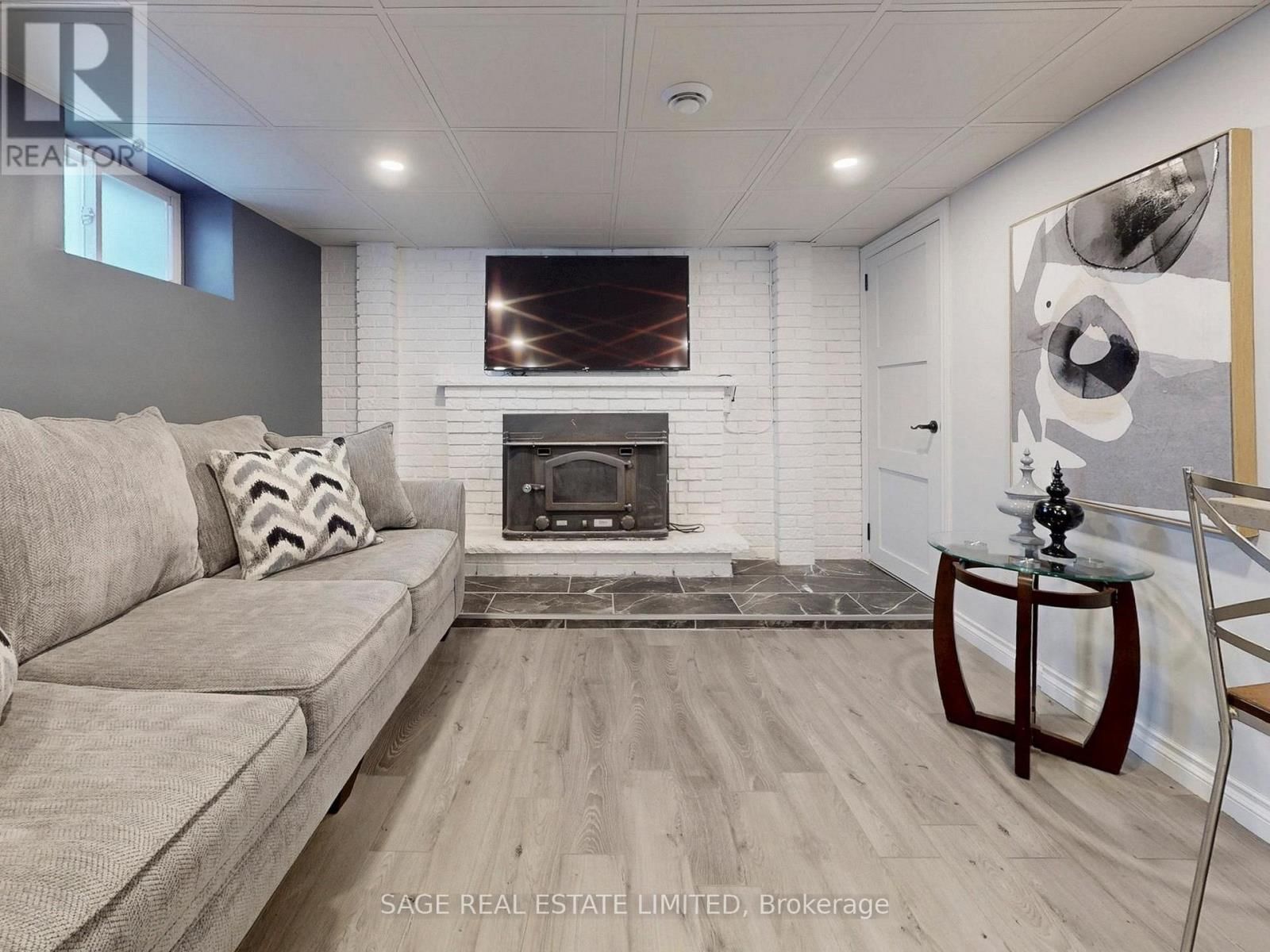 8 LOMBARDY CRESCENT Image 25