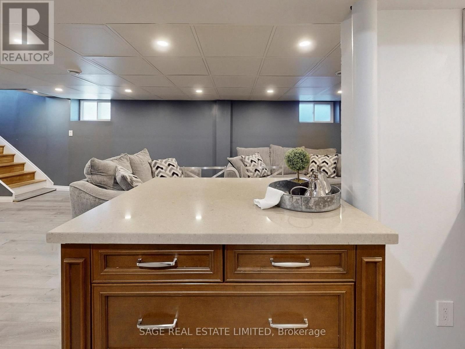 8 LOMBARDY CRESCENT Image 27