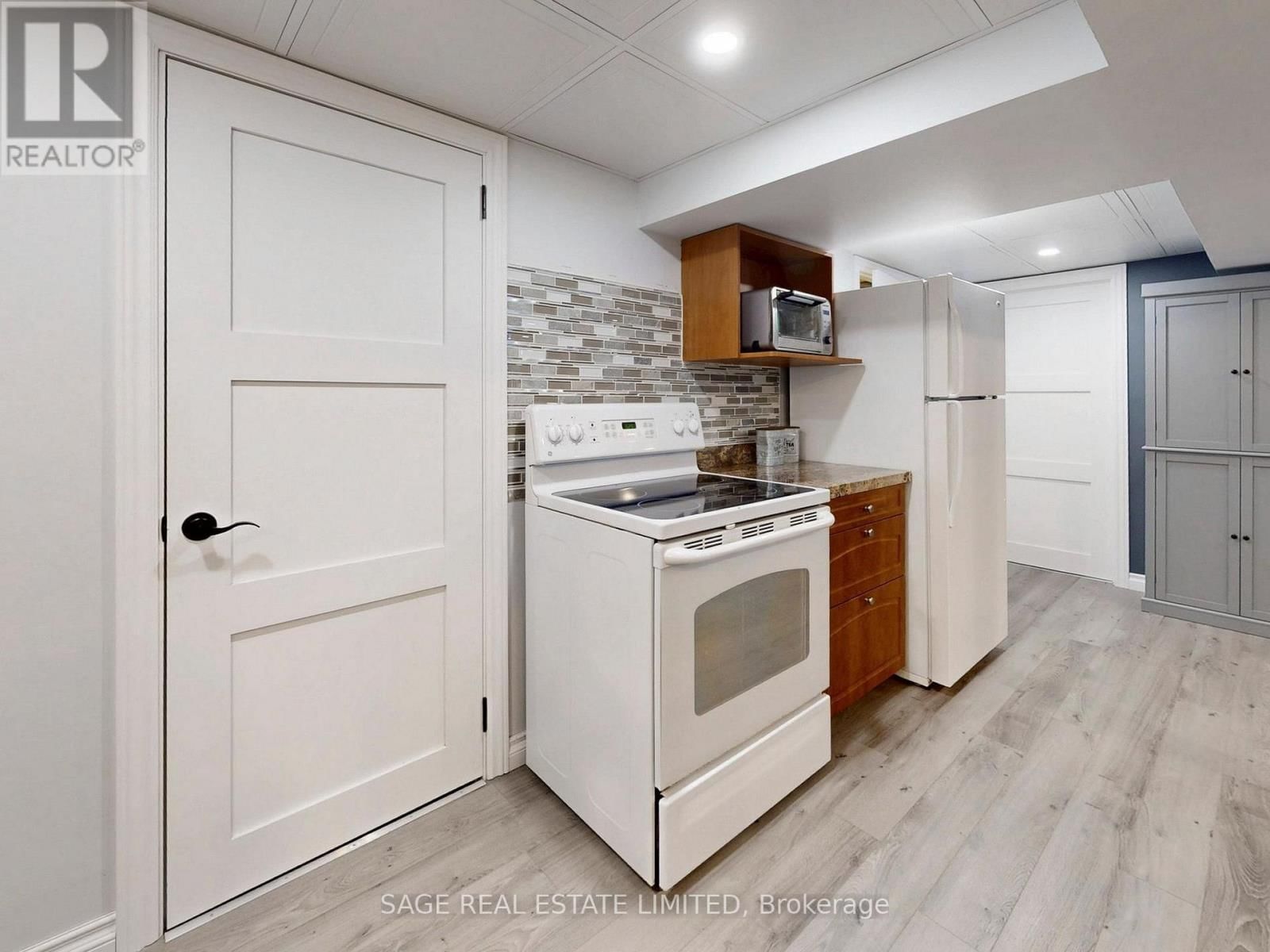 8 LOMBARDY CRESCENT Image 29