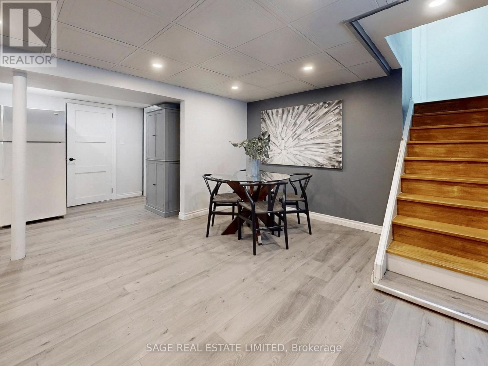 8 LOMBARDY CRESCENT Image 30