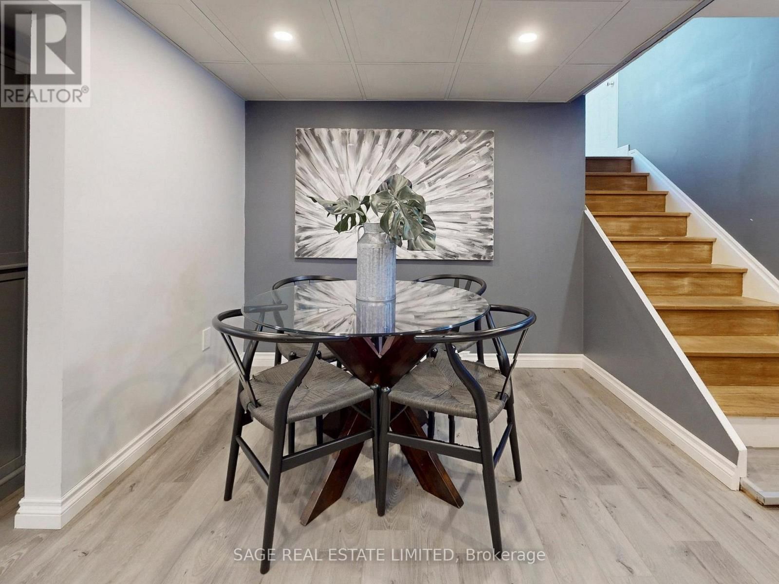 8 LOMBARDY CRESCENT Image 31