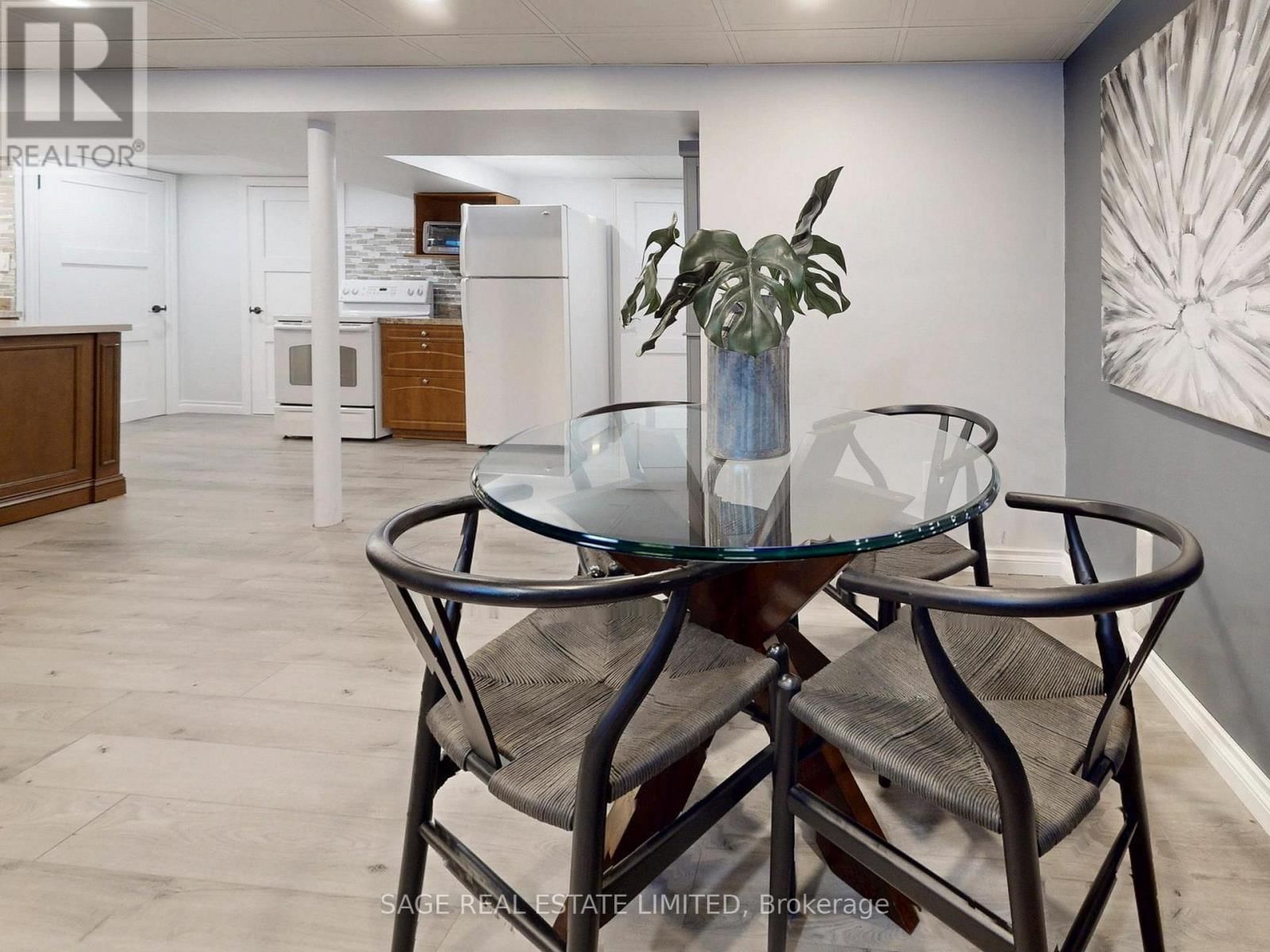 8 LOMBARDY CRESCENT Image 32