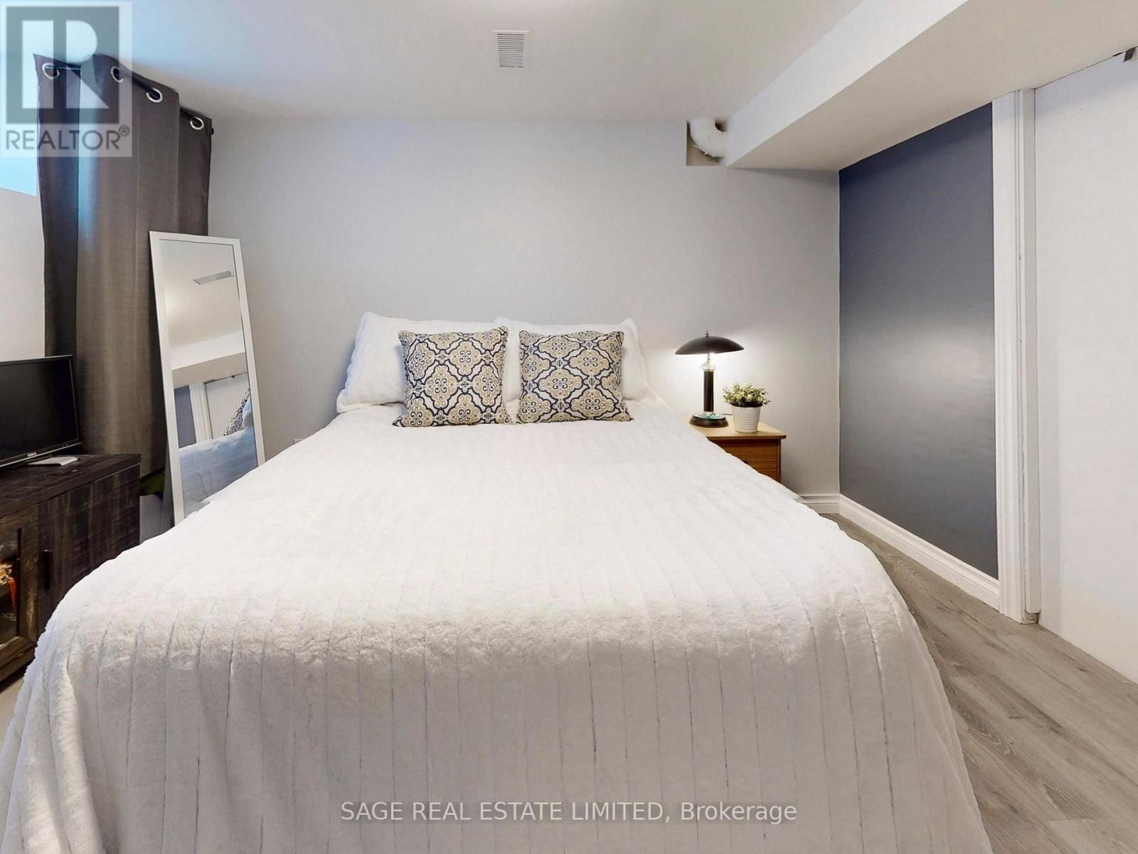 8 LOMBARDY CRESCENT Image 36