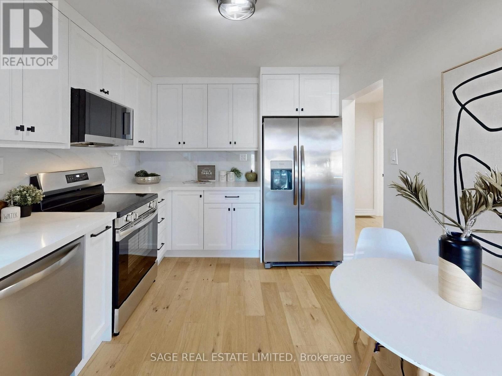 8 LOMBARDY CRESCENT Image 4