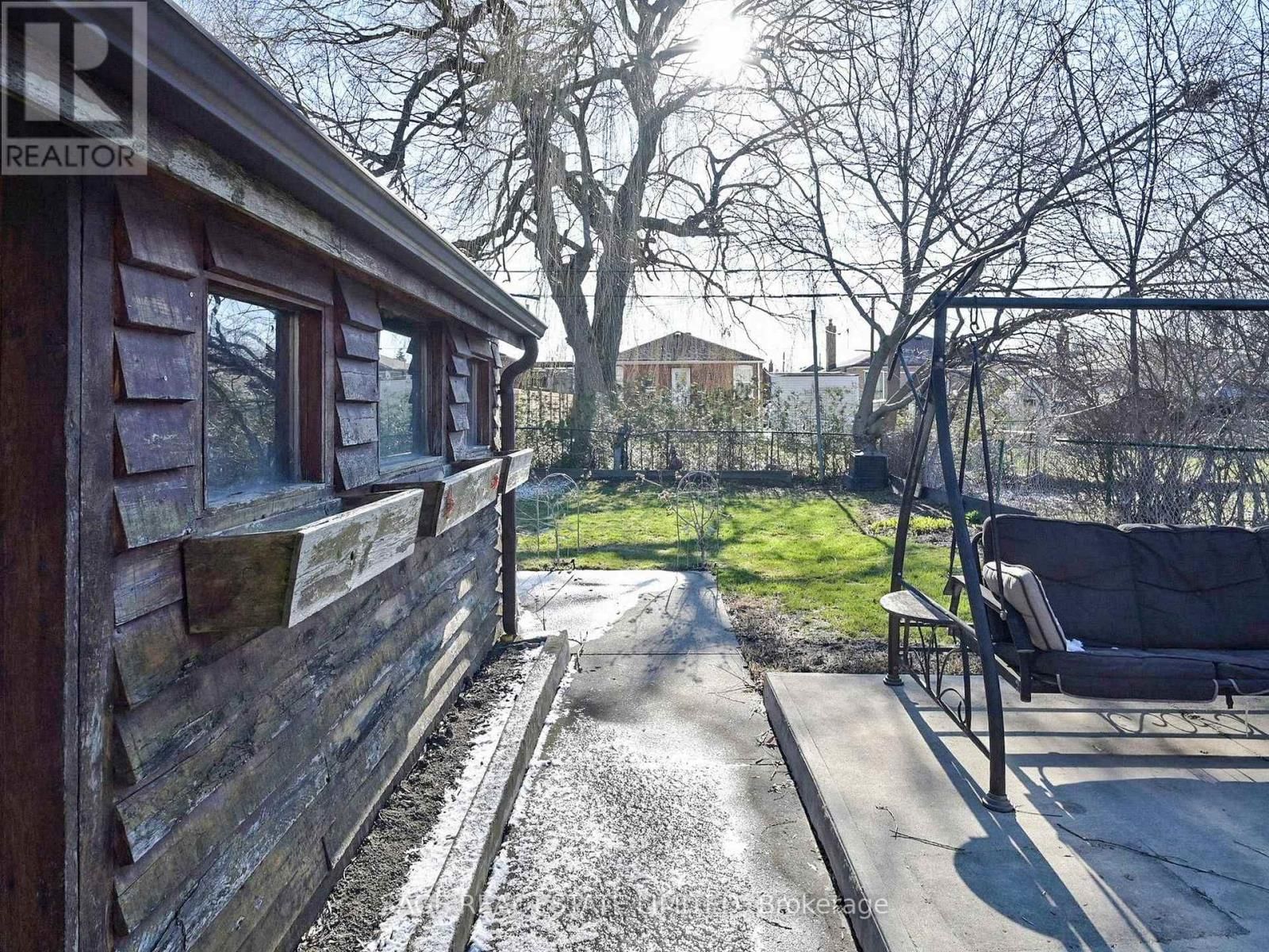 8 LOMBARDY CRESCENT Image 44