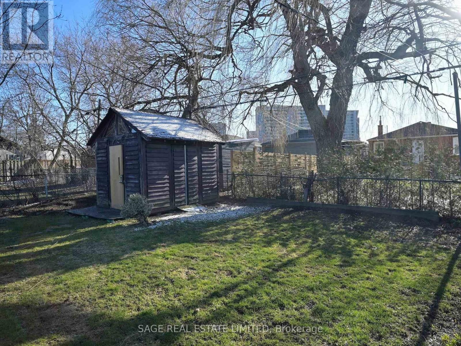 8 LOMBARDY CRESCENT Image 45