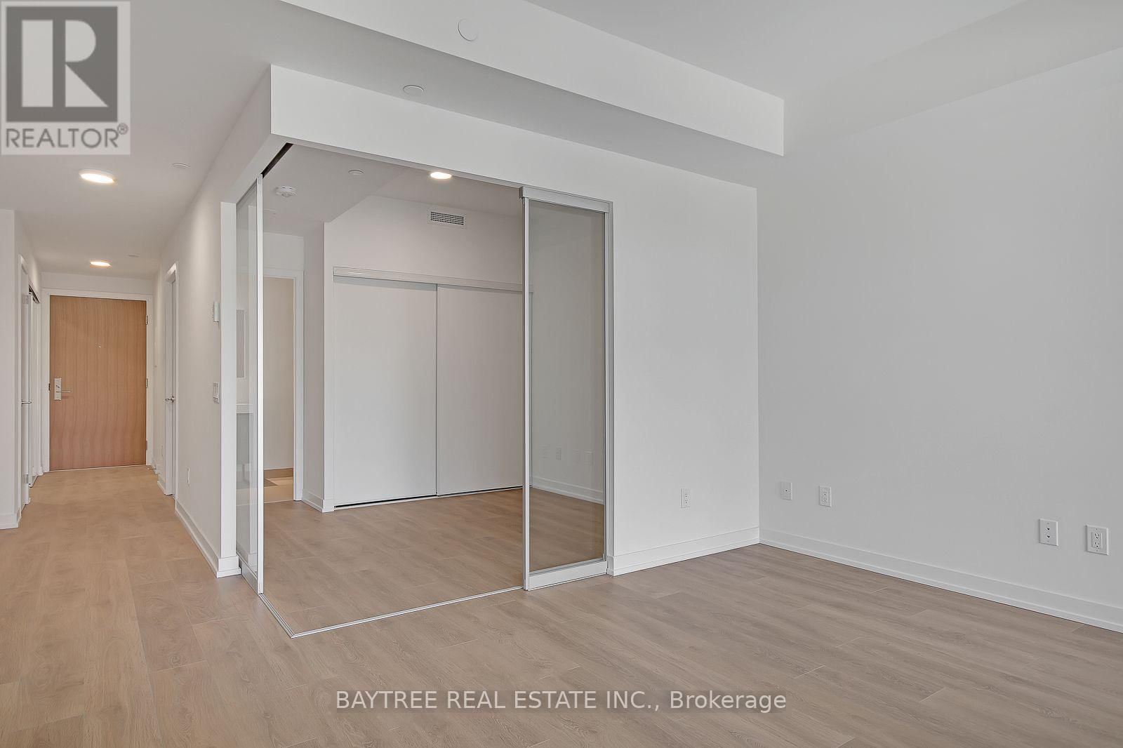 217 - 150 LOGAN AVENUE Image 8