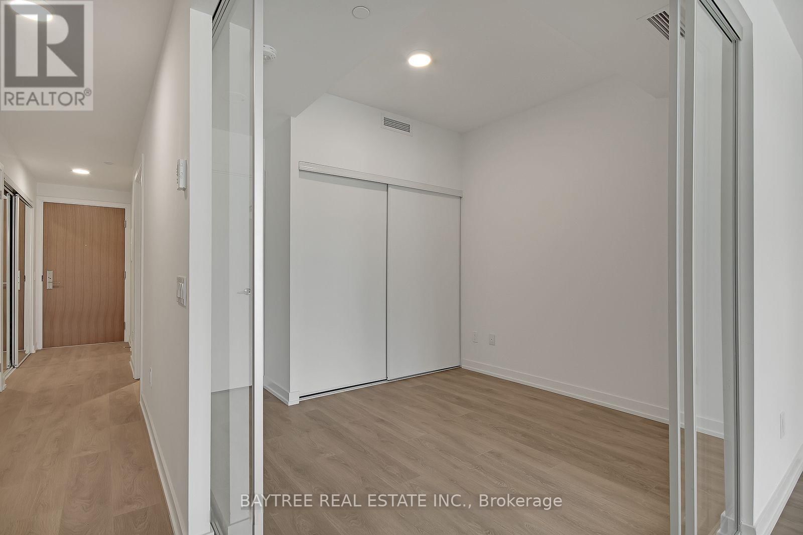 217 - 150 LOGAN AVENUE Image 9