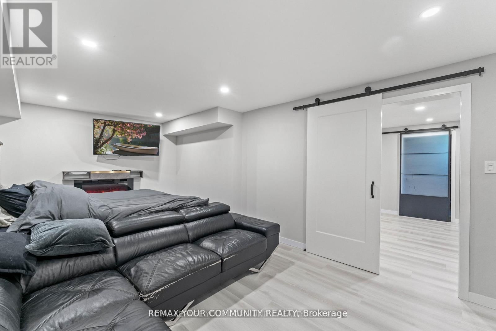 1645 ACORN LANE Image 34