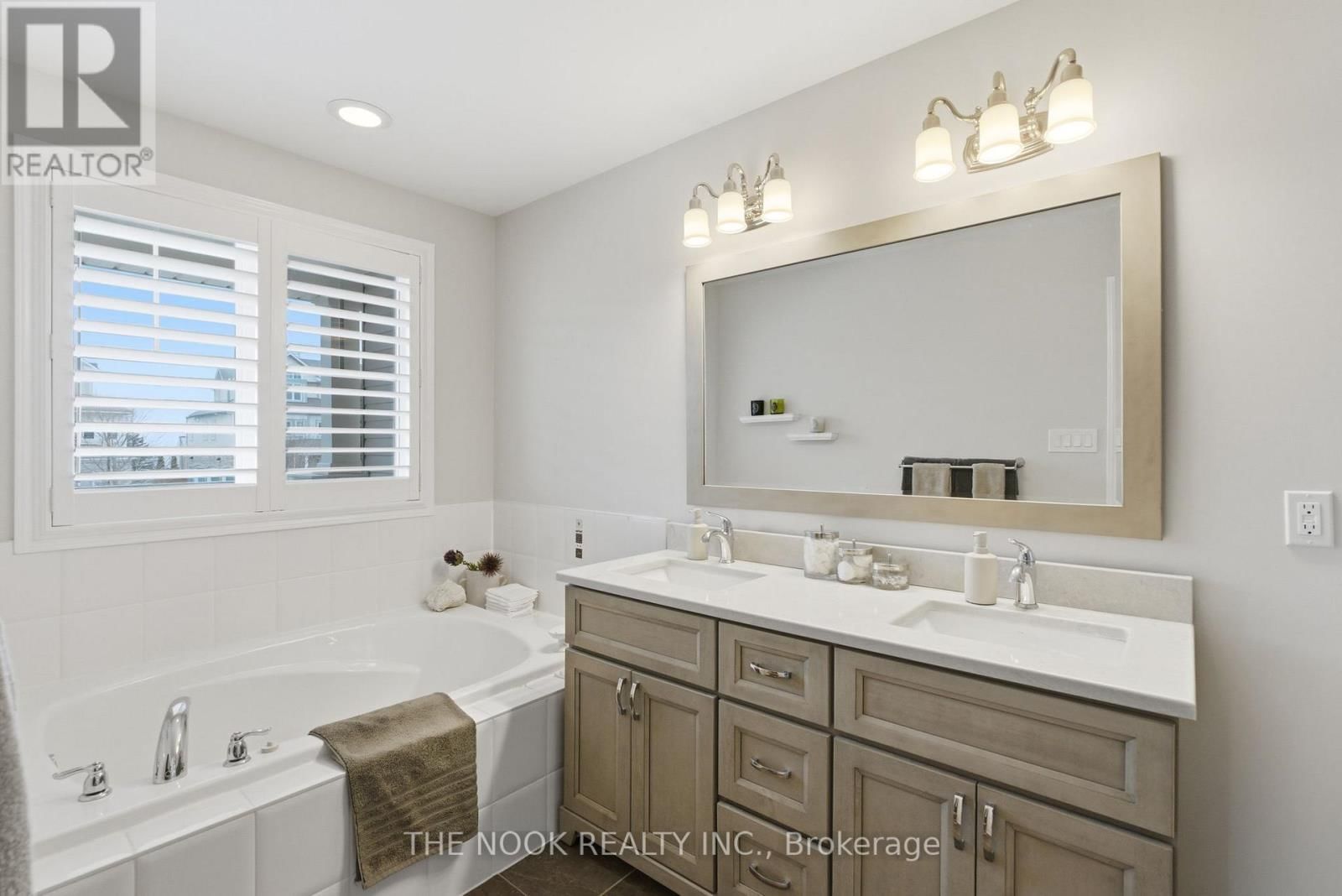 320 LAKEBREEZE DRIVE NORTH Image 19