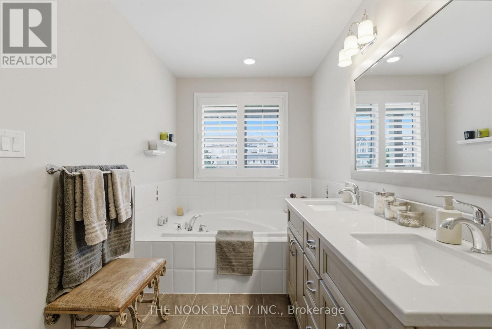 320 LAKEBREEZE DRIVE NORTH Image 21