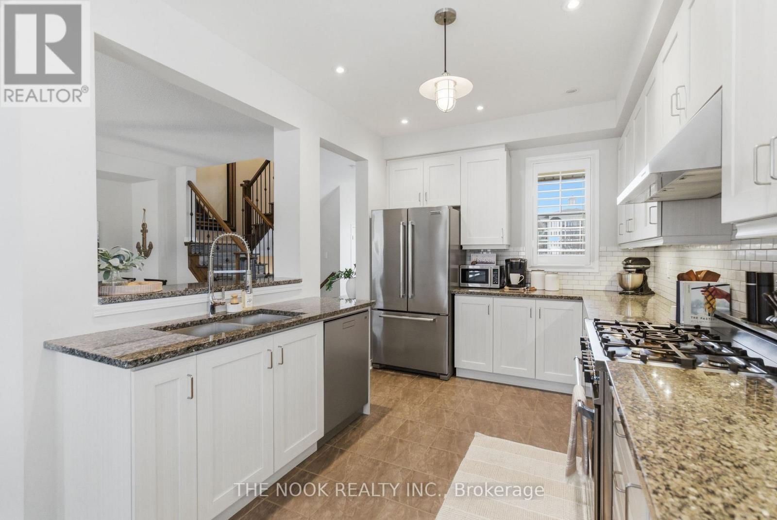 320 LAKEBREEZE DRIVE NORTH Image 4