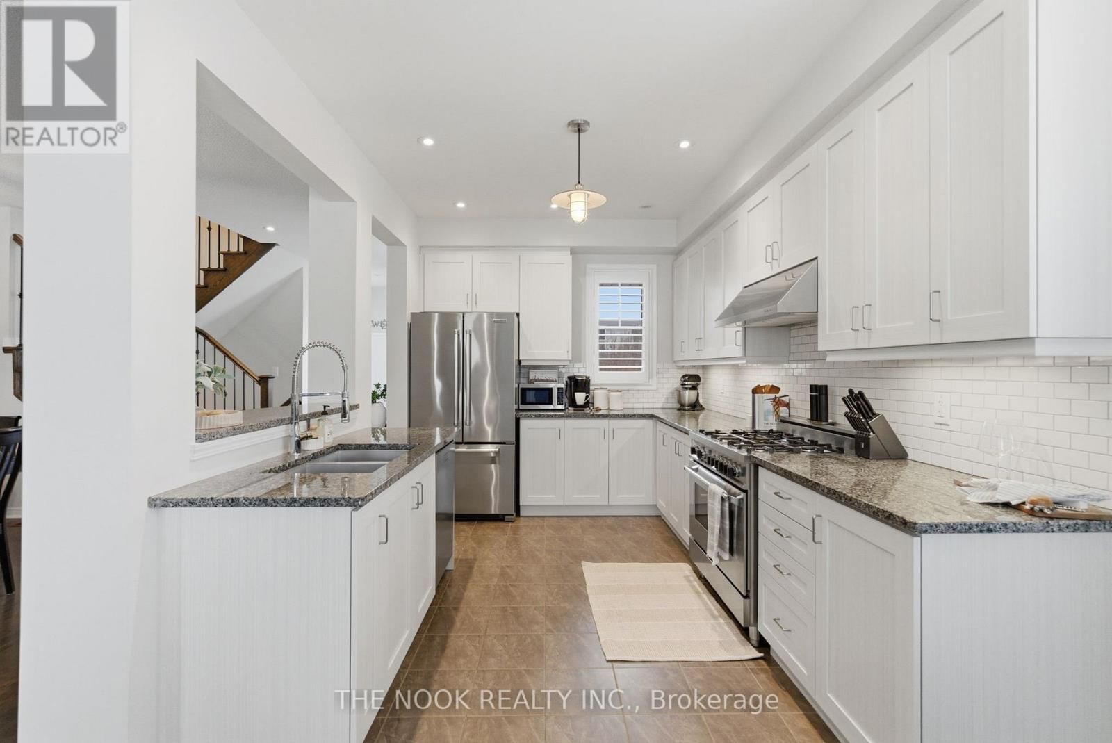 320 LAKEBREEZE DRIVE NORTH Image 5