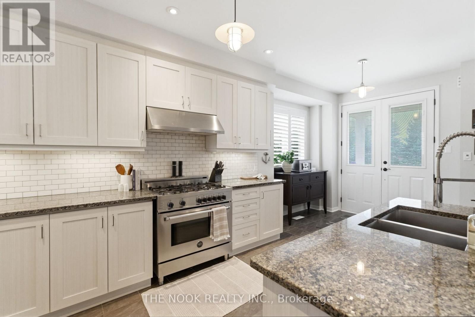 320 LAKEBREEZE DRIVE NORTH Image 8