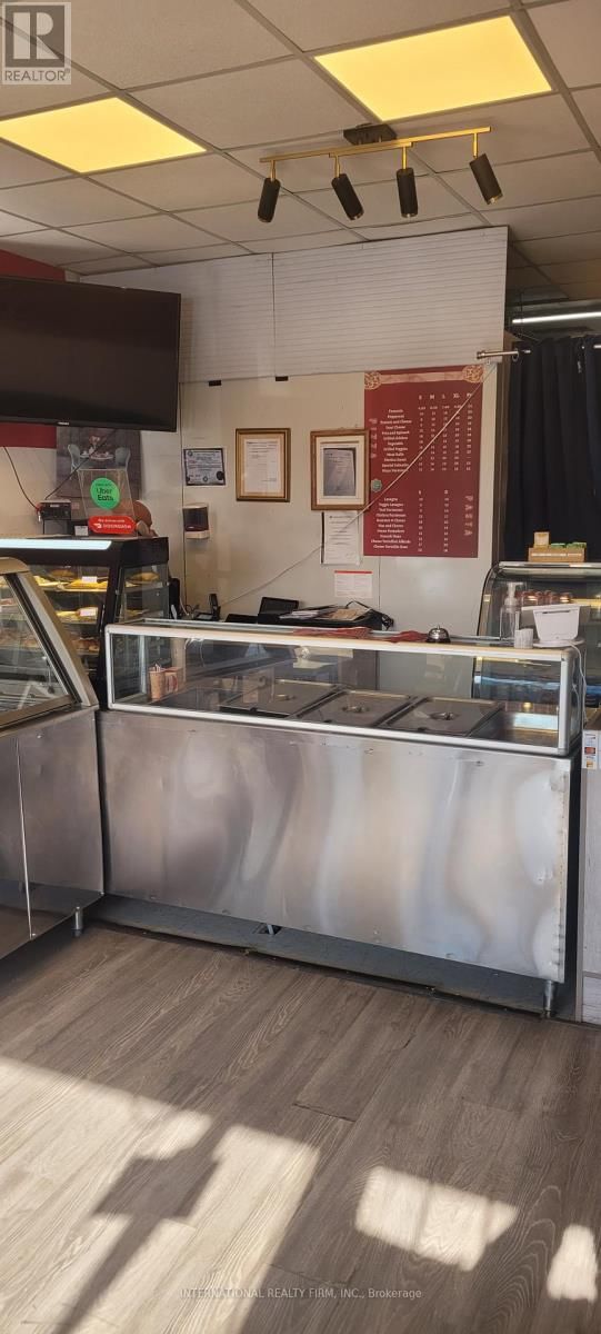 1093 VICTORIA PARK AVENUE Image 1