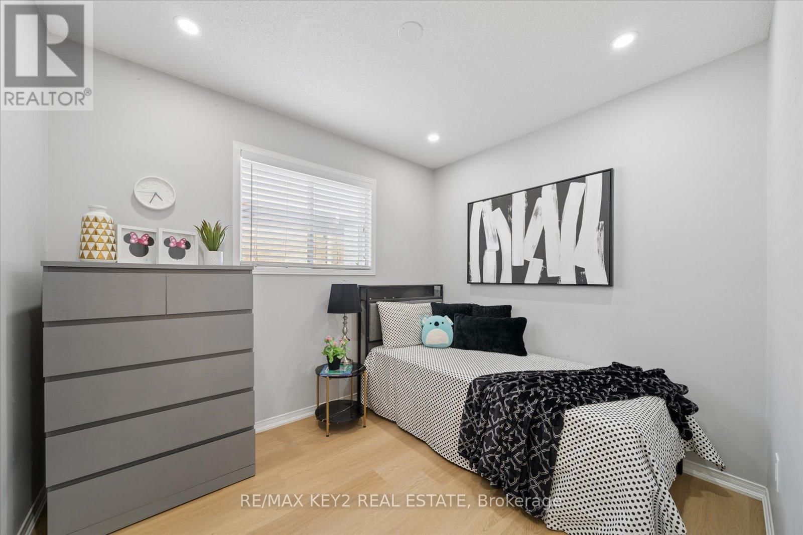 1652 AUTUMN CRESCENT Image 35