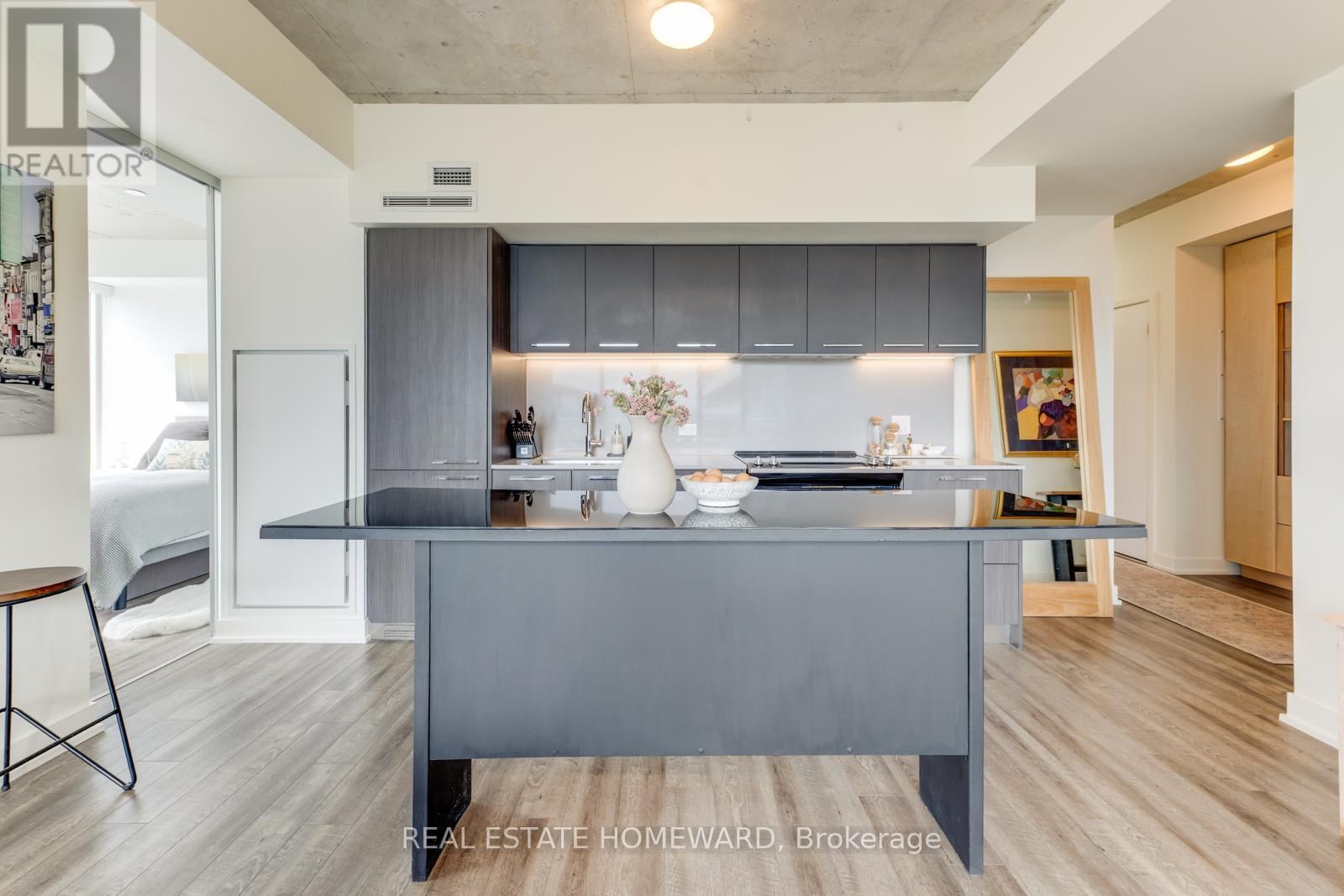 Suite 704 - 25 BASEBALL PLACE Image 17