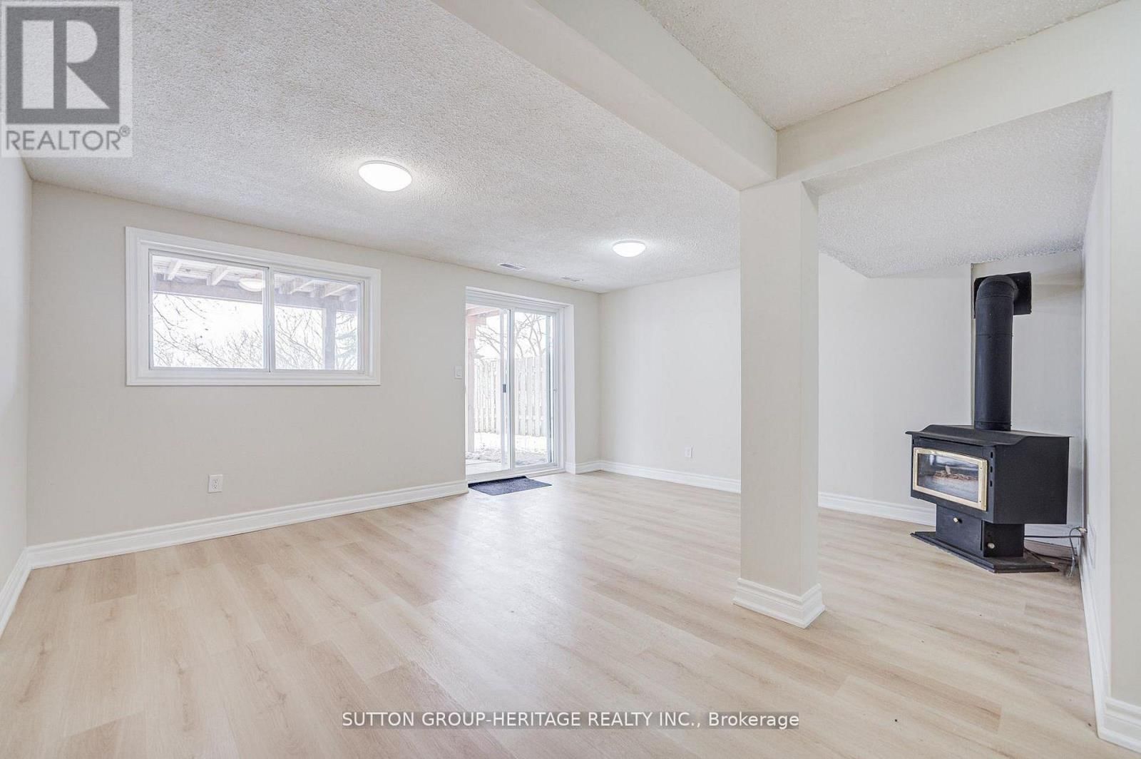 639 DOWN CRESCENT Image 32