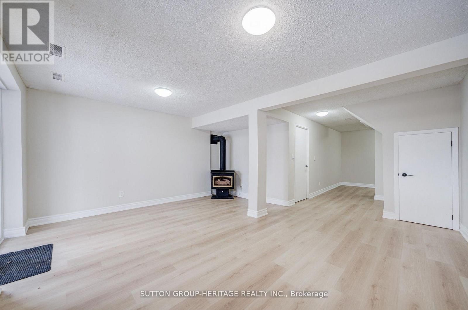 639 DOWN CRESCENT Image 33