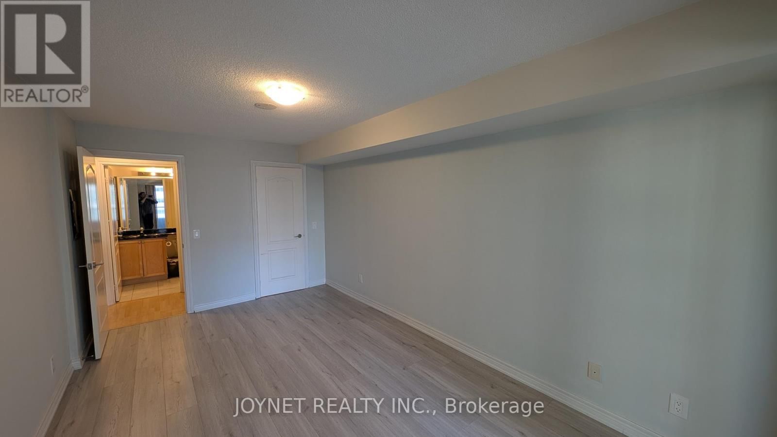 504 - 60 TOWN CENTER COURT Image 13