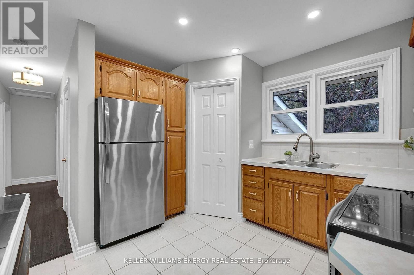 372 GARDEN COURT Image 13