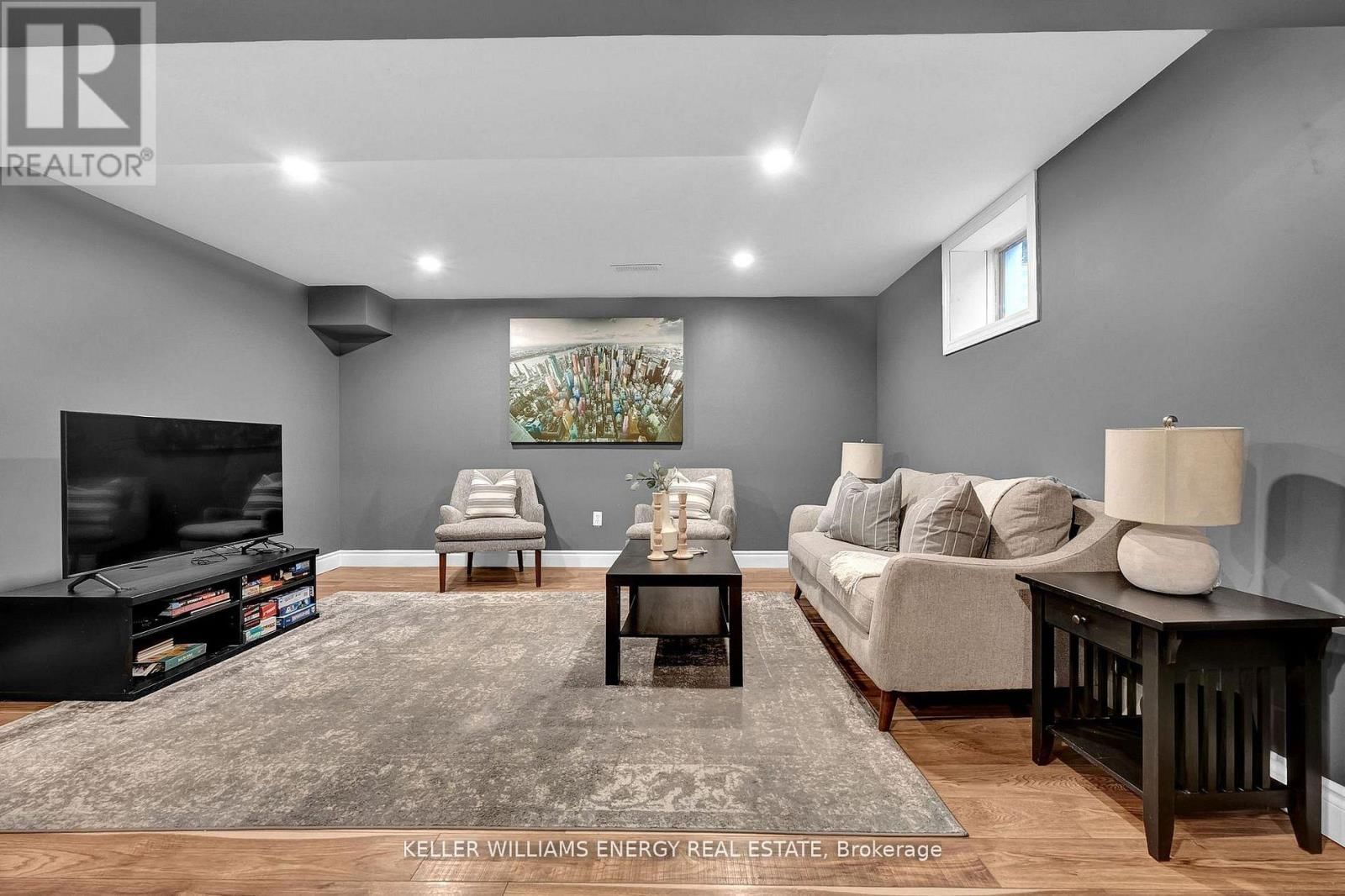 372 GARDEN COURT Image 33