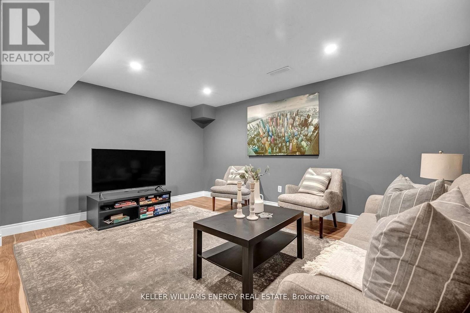 372 GARDEN COURT Image 34