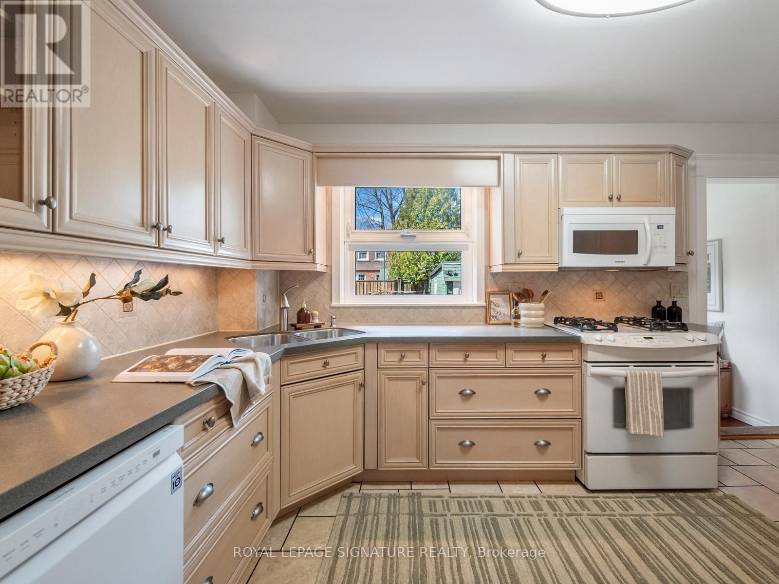 120 HOLLYWOOD CRESCENT Image 12