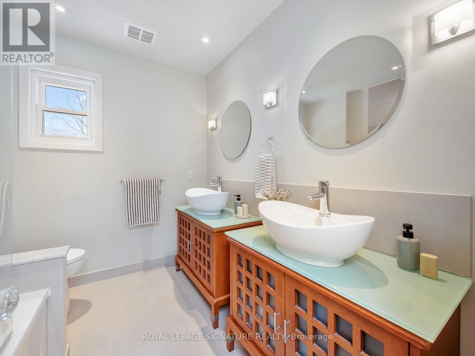 120 HOLLYWOOD CRESCENT Image 30