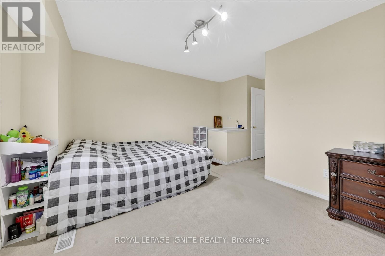 36 - 72 OAKINS LANE Image 24