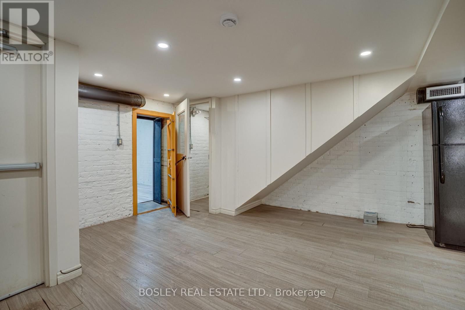 B - 711 QUEEN STREET EAST Image 14