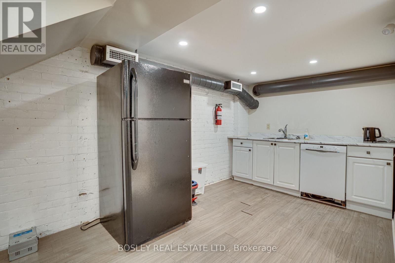 B - 711 QUEEN STREET EAST Image 15