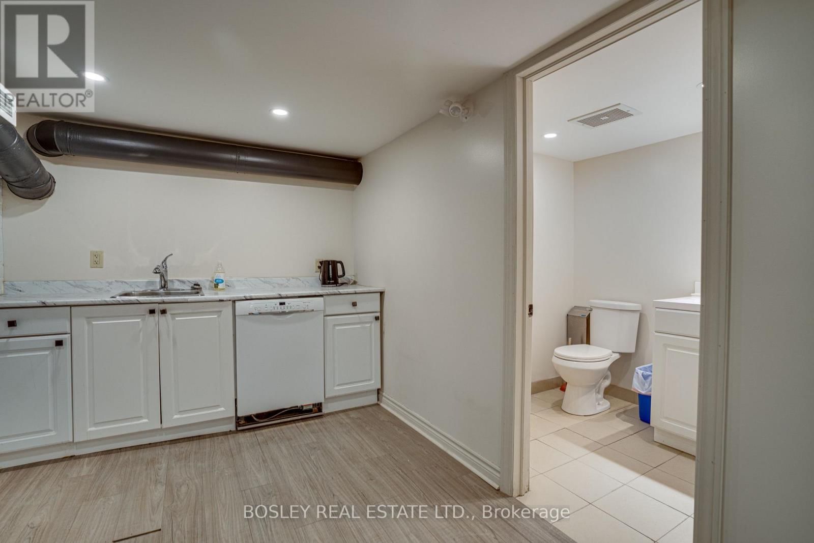 B - 711 QUEEN STREET EAST Image 16