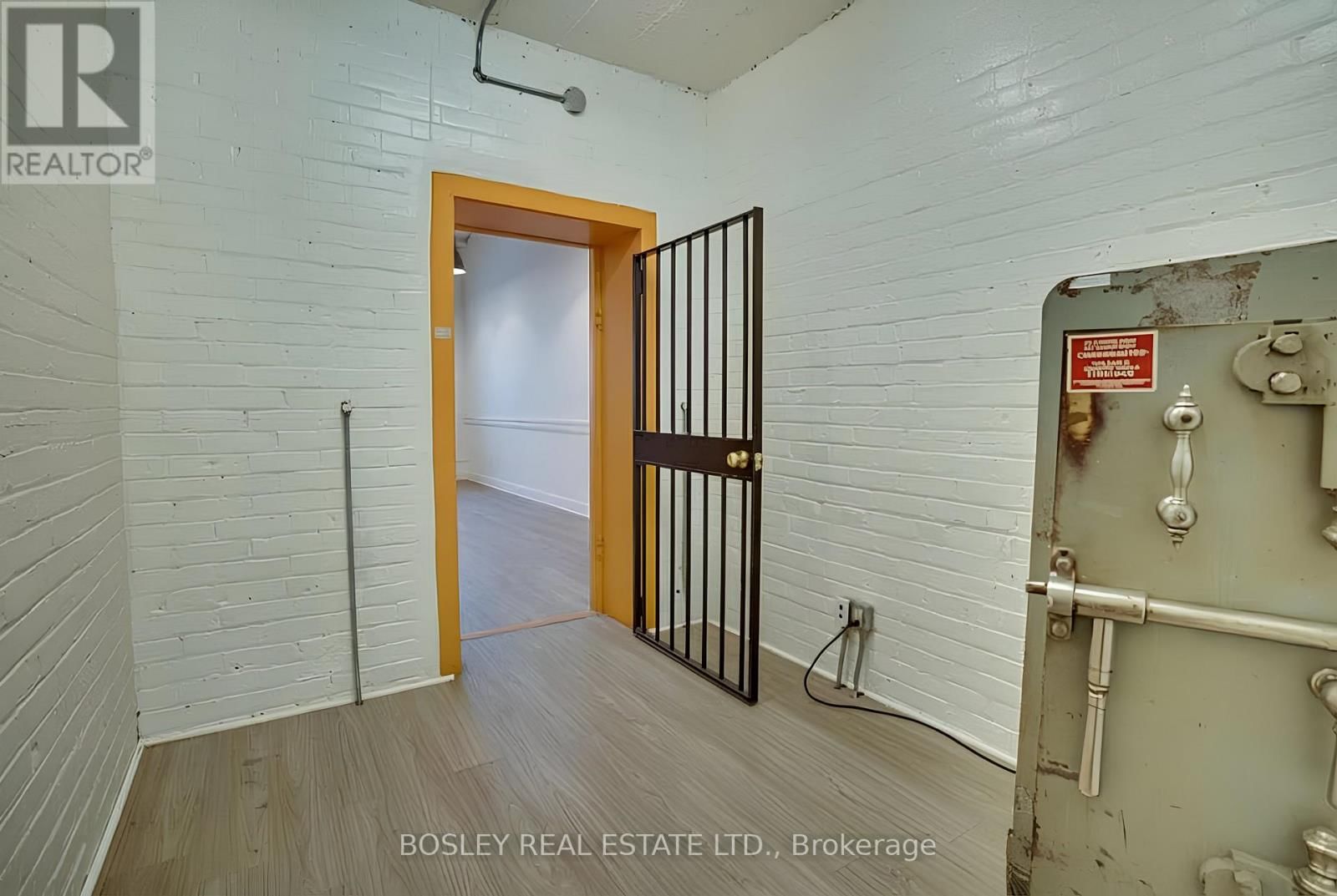 B - 711 QUEEN STREET EAST Image 17