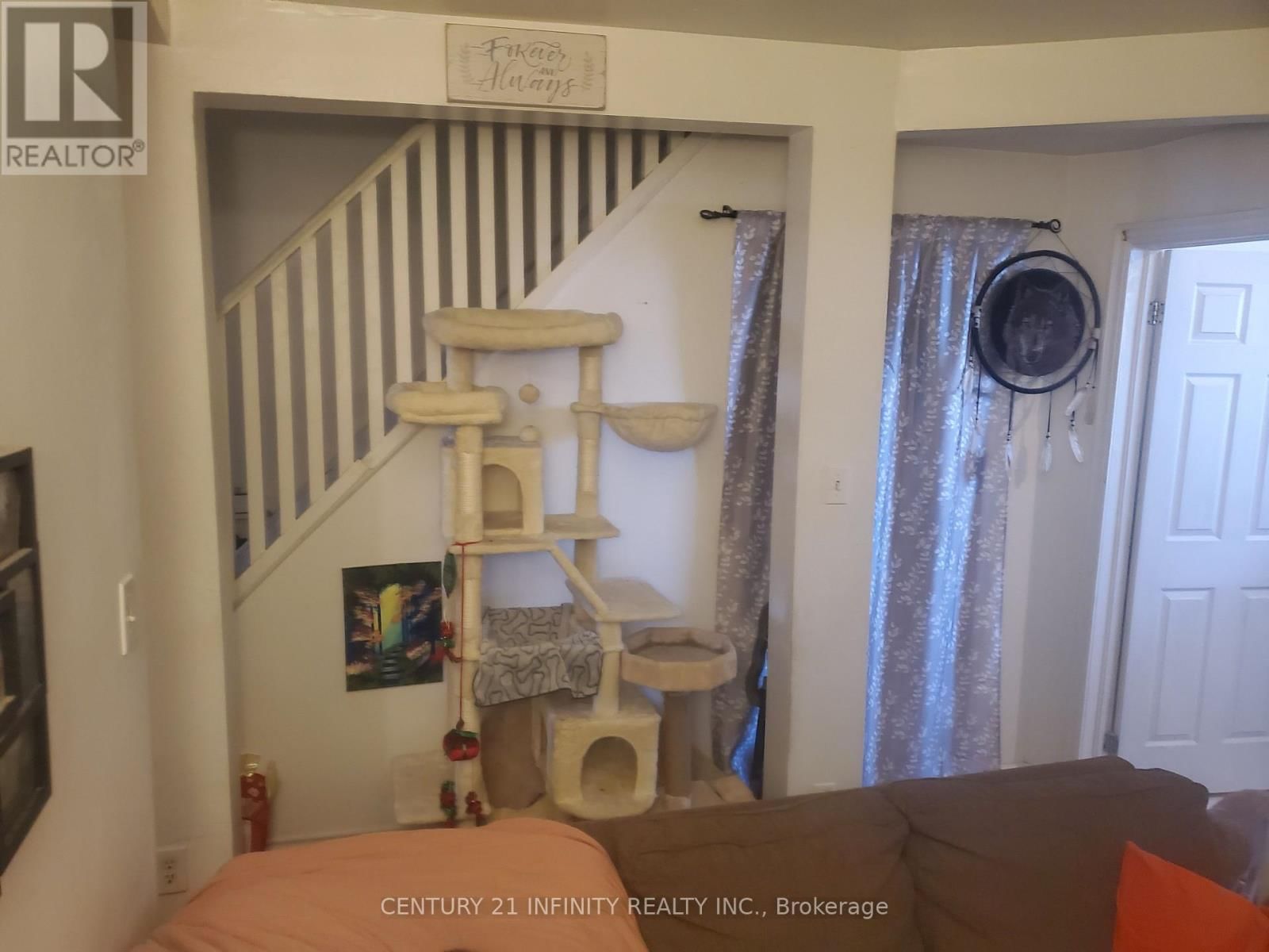 2 - 134 SIMCOE STREET SOUTH Image 2