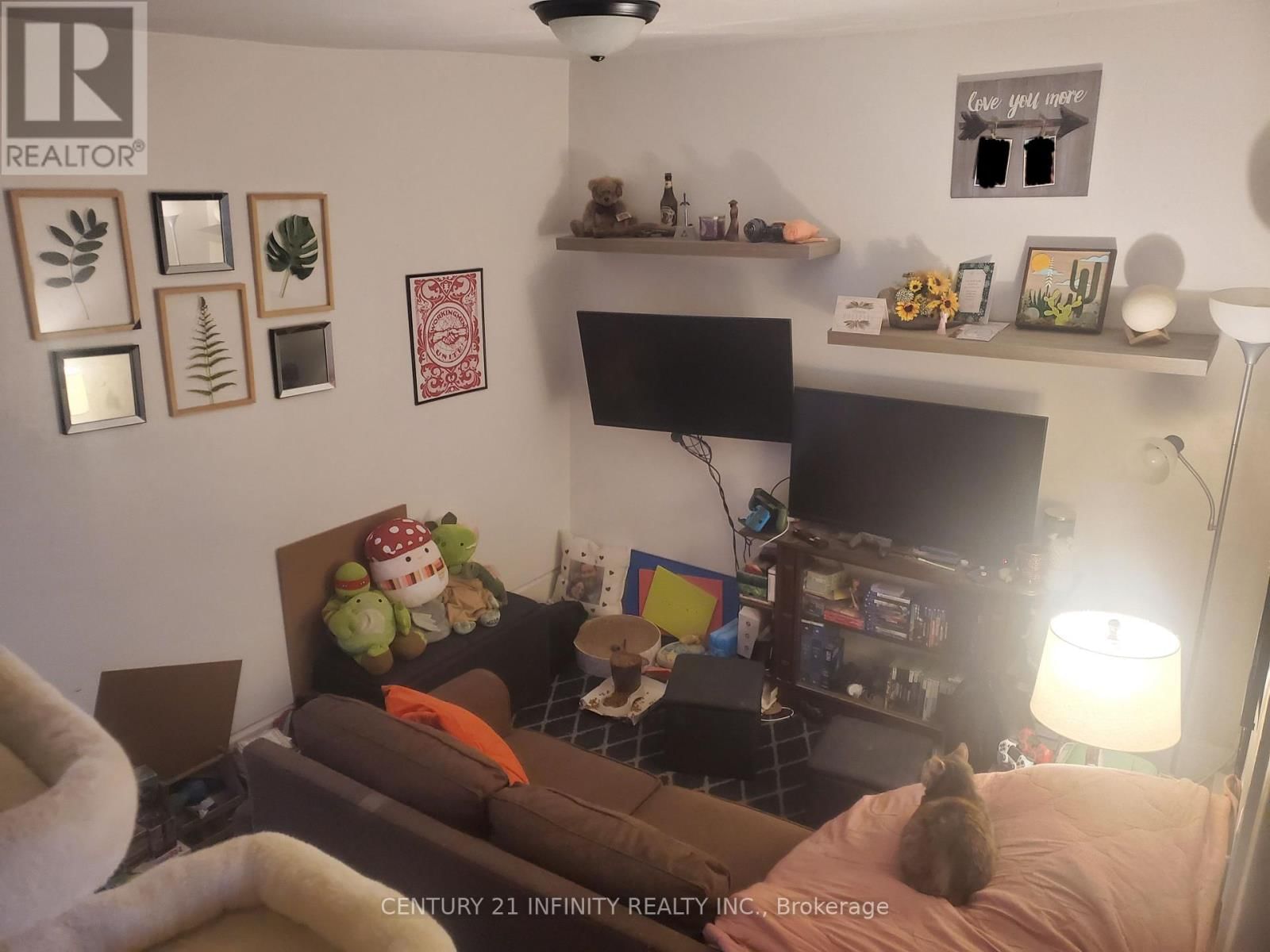 2 - 134 SIMCOE STREET SOUTH Image 4