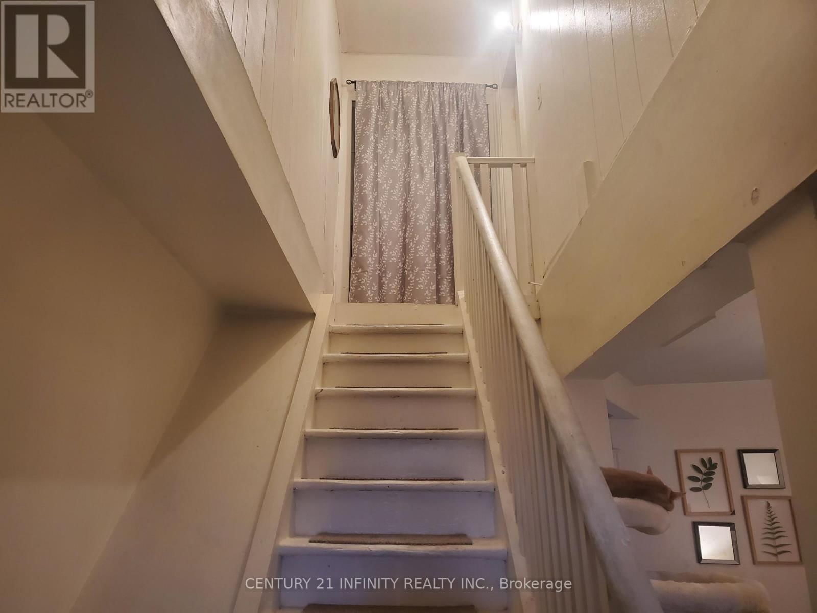 2 - 134 SIMCOE STREET SOUTH Image 6