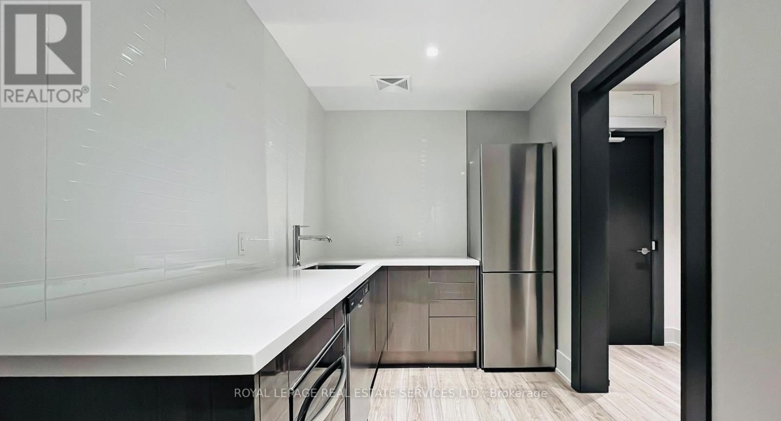 1211 - 286 MAIN STREET Image 25