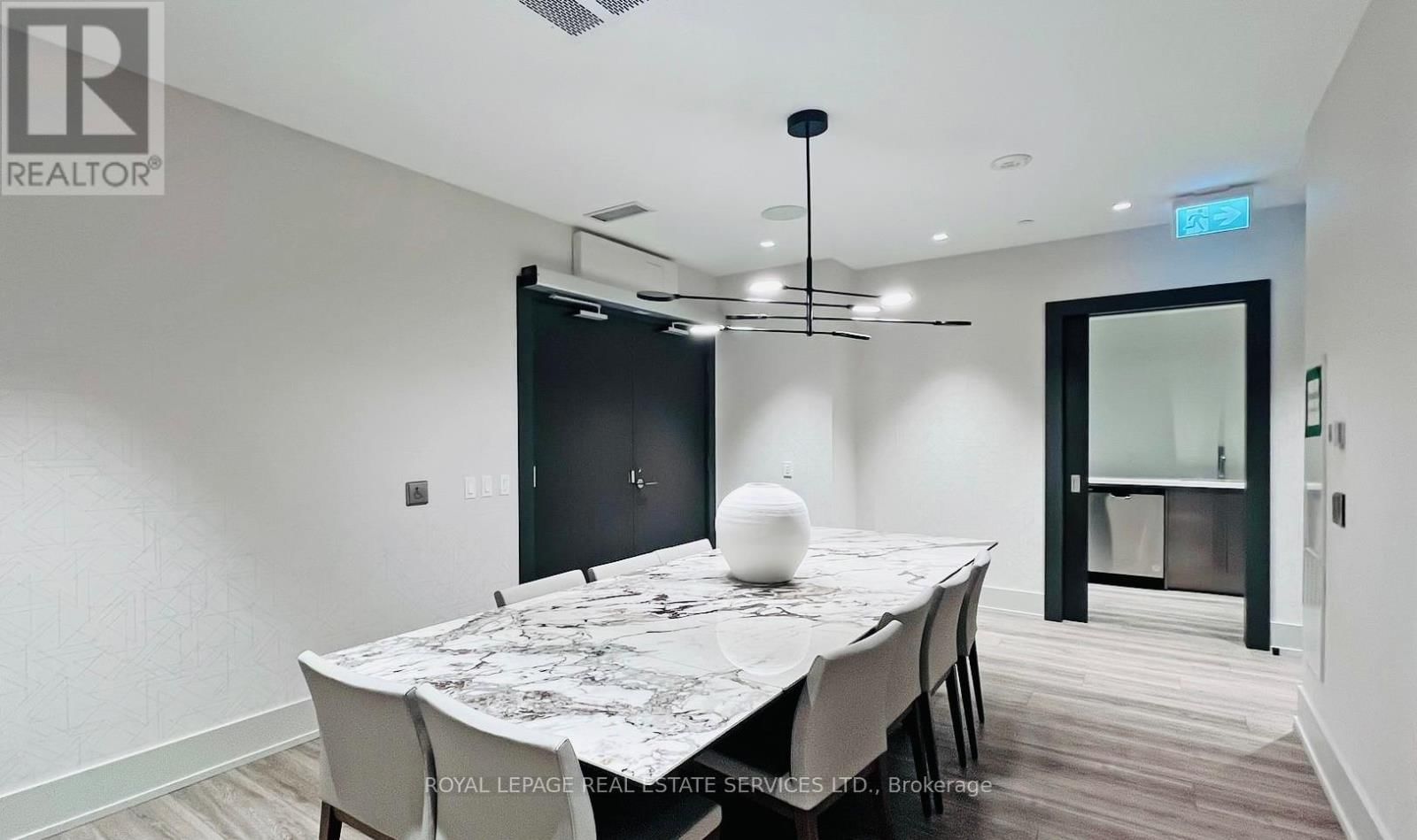 1211 - 286 MAIN STREET Image 26