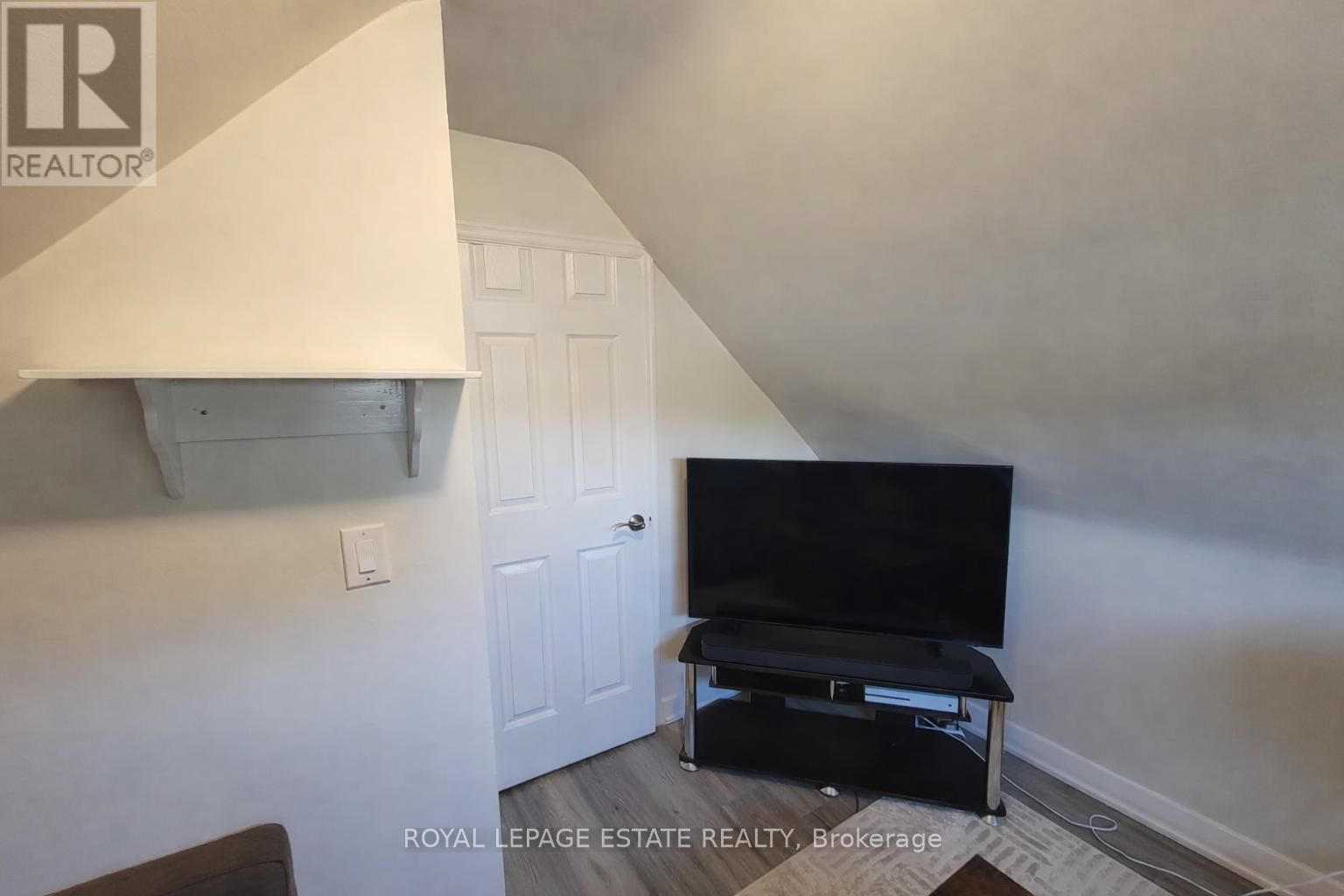 Upper - 13 PINEGROVE AVENUE Image 6