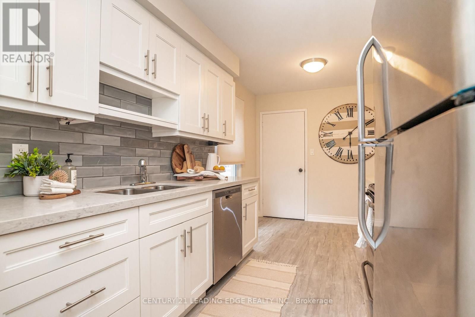 1825 LISTOWELL CRESCENT Image 16