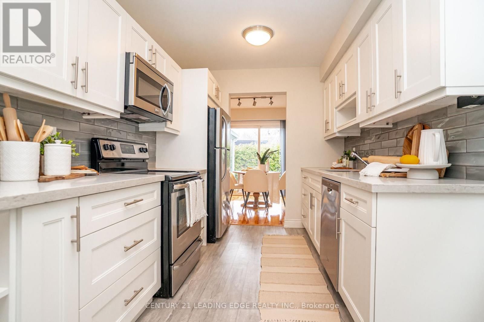 1825 LISTOWELL CRESCENT Image 18