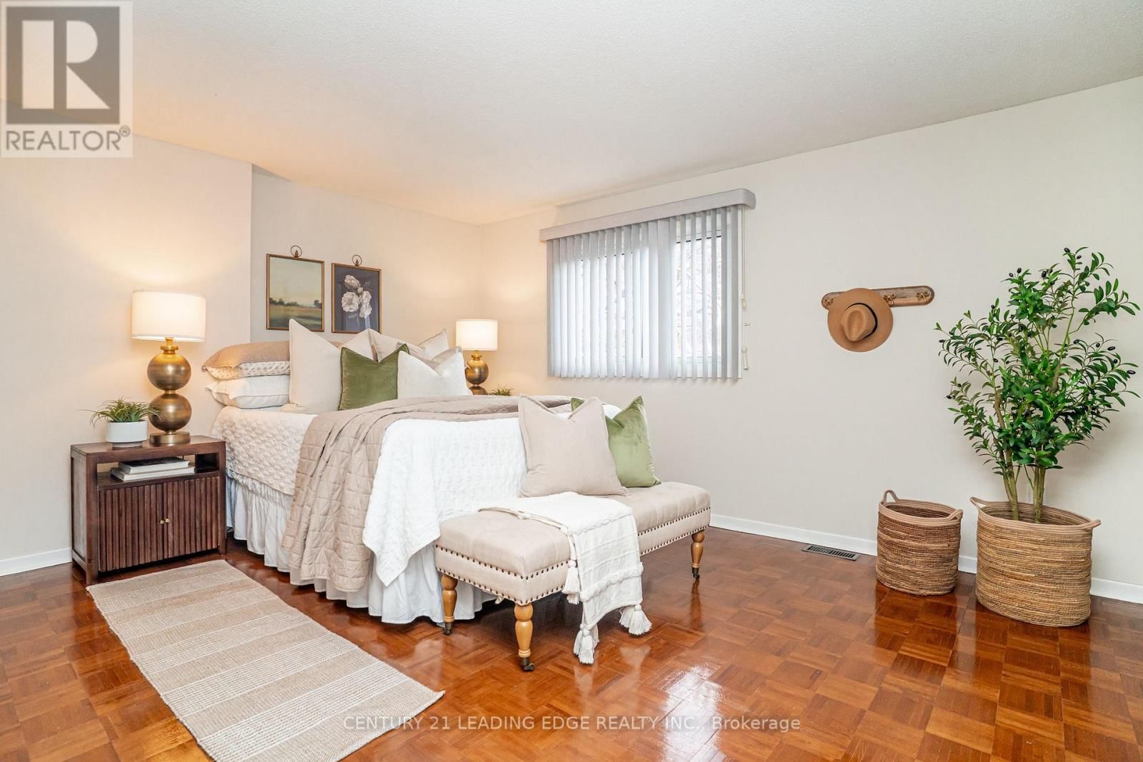 1825 LISTOWELL CRESCENT Image 24