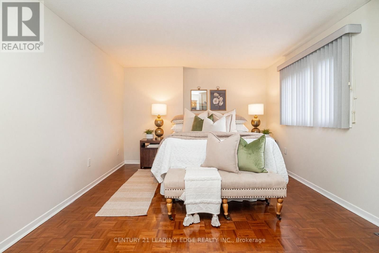 1825 LISTOWELL CRESCENT Image 25