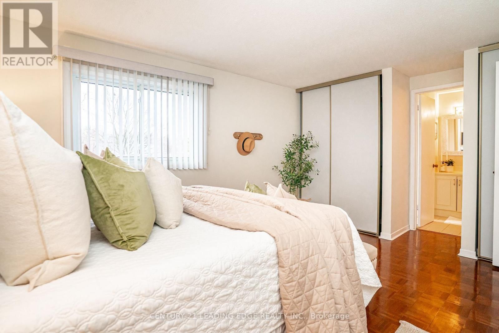 1825 LISTOWELL CRESCENT Image 26