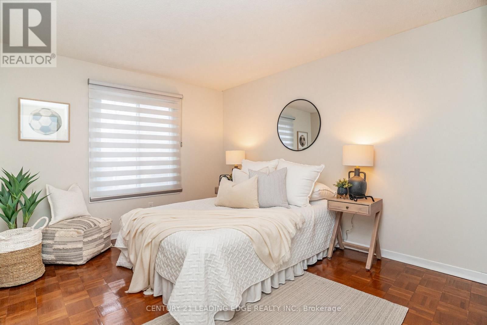 1825 LISTOWELL CRESCENT Image 28