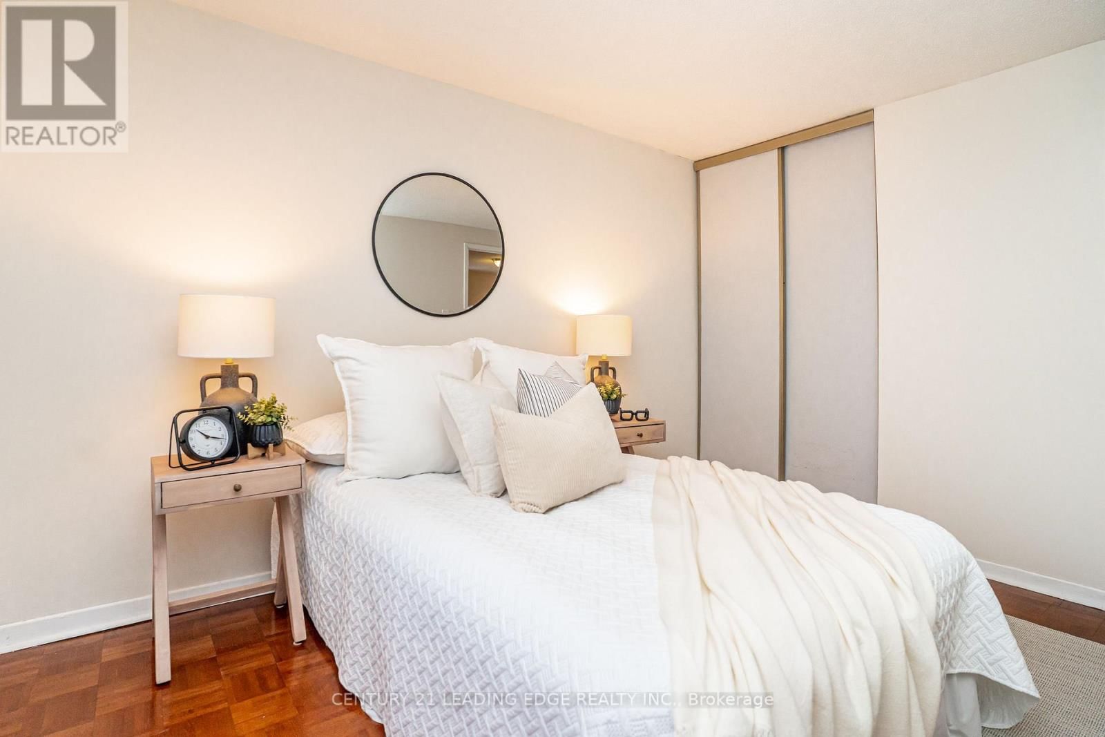 1825 LISTOWELL CRESCENT Image 29