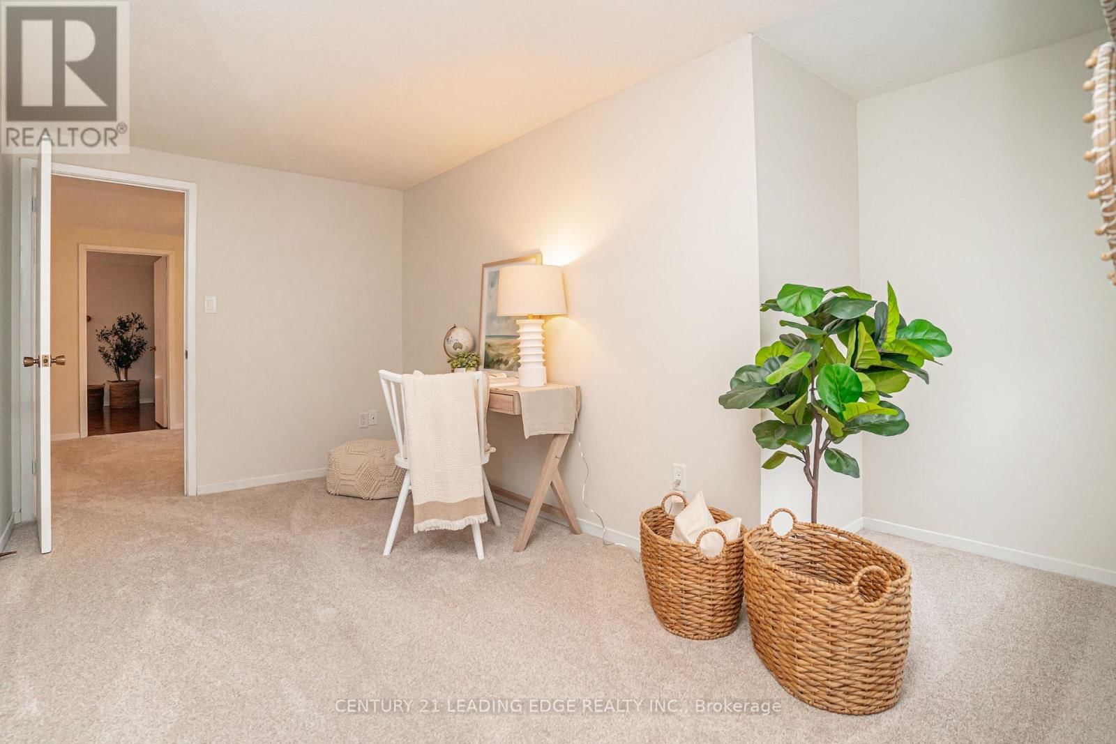 1825 LISTOWELL CRESCENT Image 31