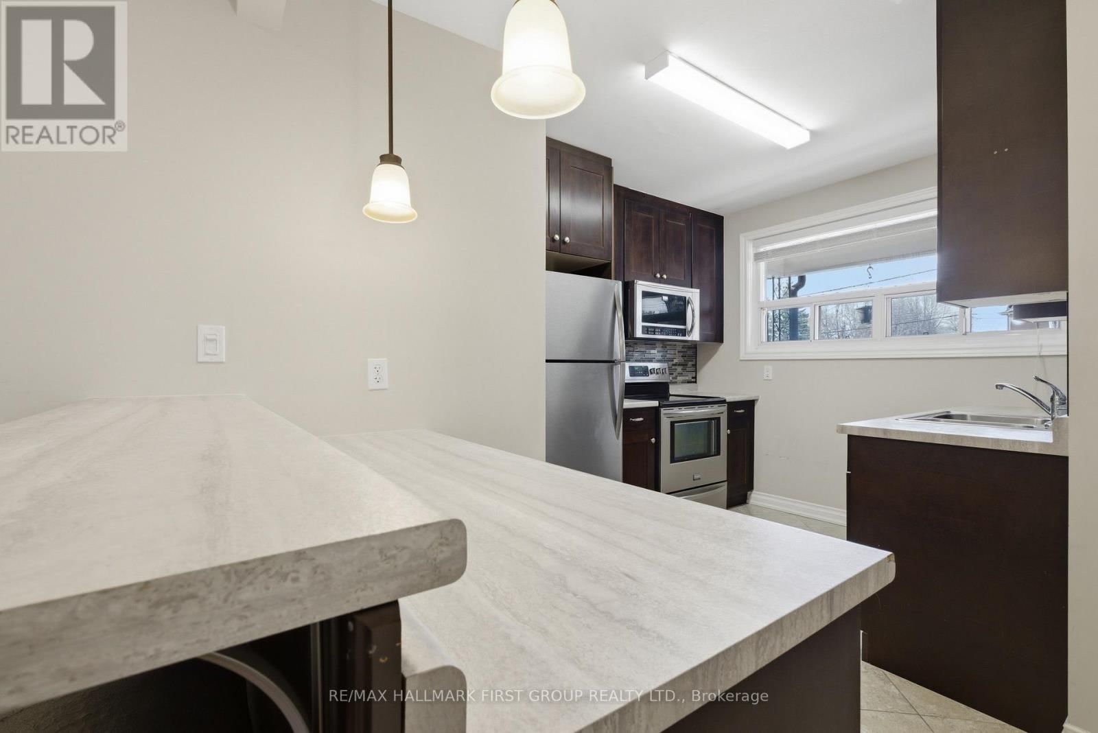 Main - 303 ROSSLAND ROAD WEST Image 10